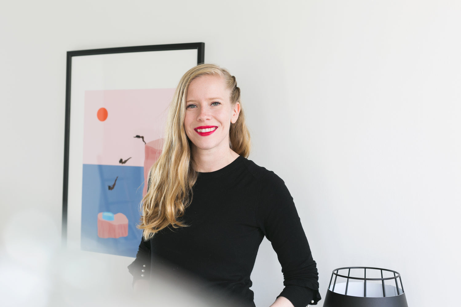 Frau in entspannter Umgebung als Symbol für Stressbewältigung und emotionale Balance mit Caldelia Bachblüten